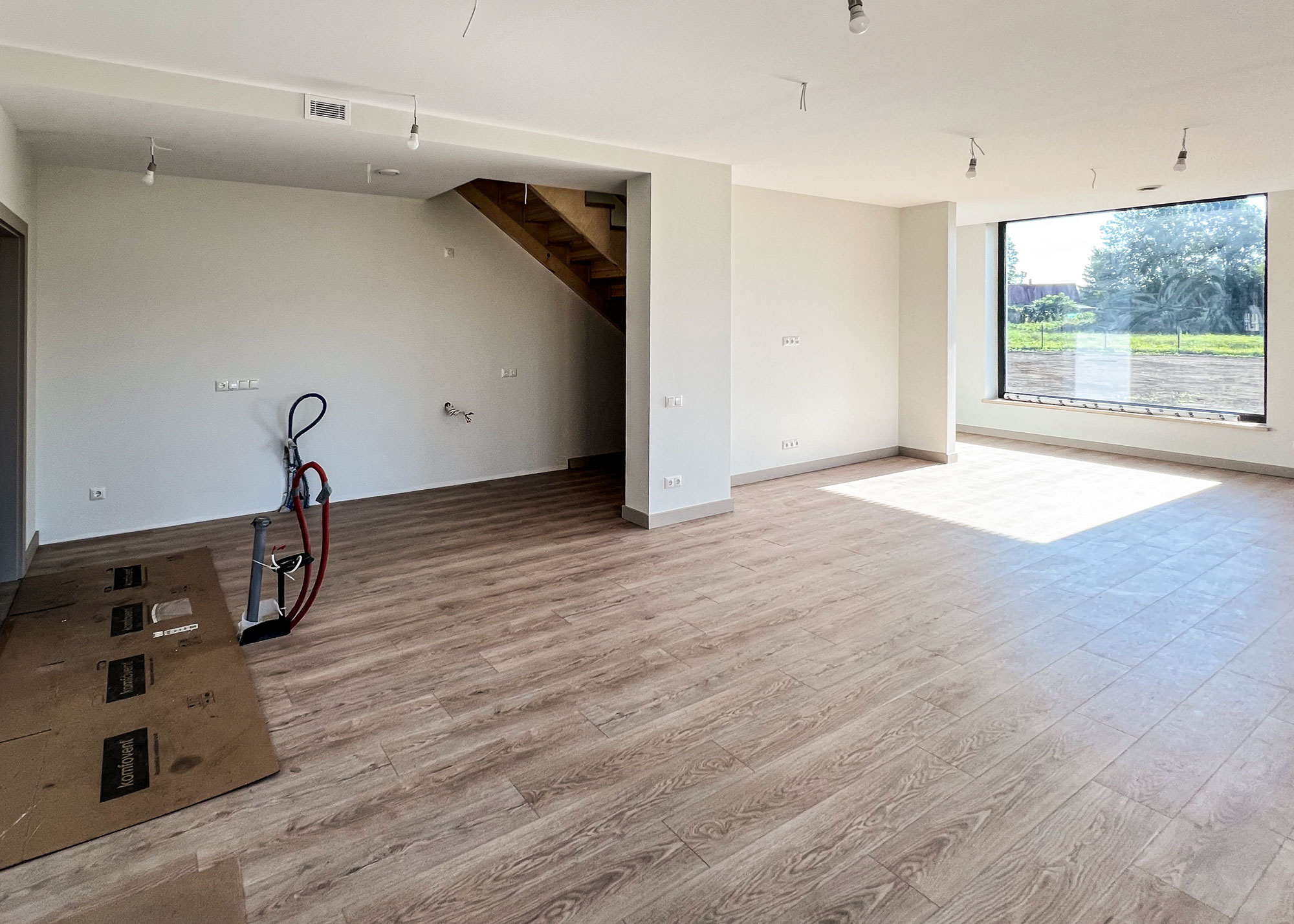 Virtuves zona ar viesistabu